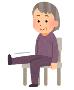 座りながら片足をあげているおばあさん
